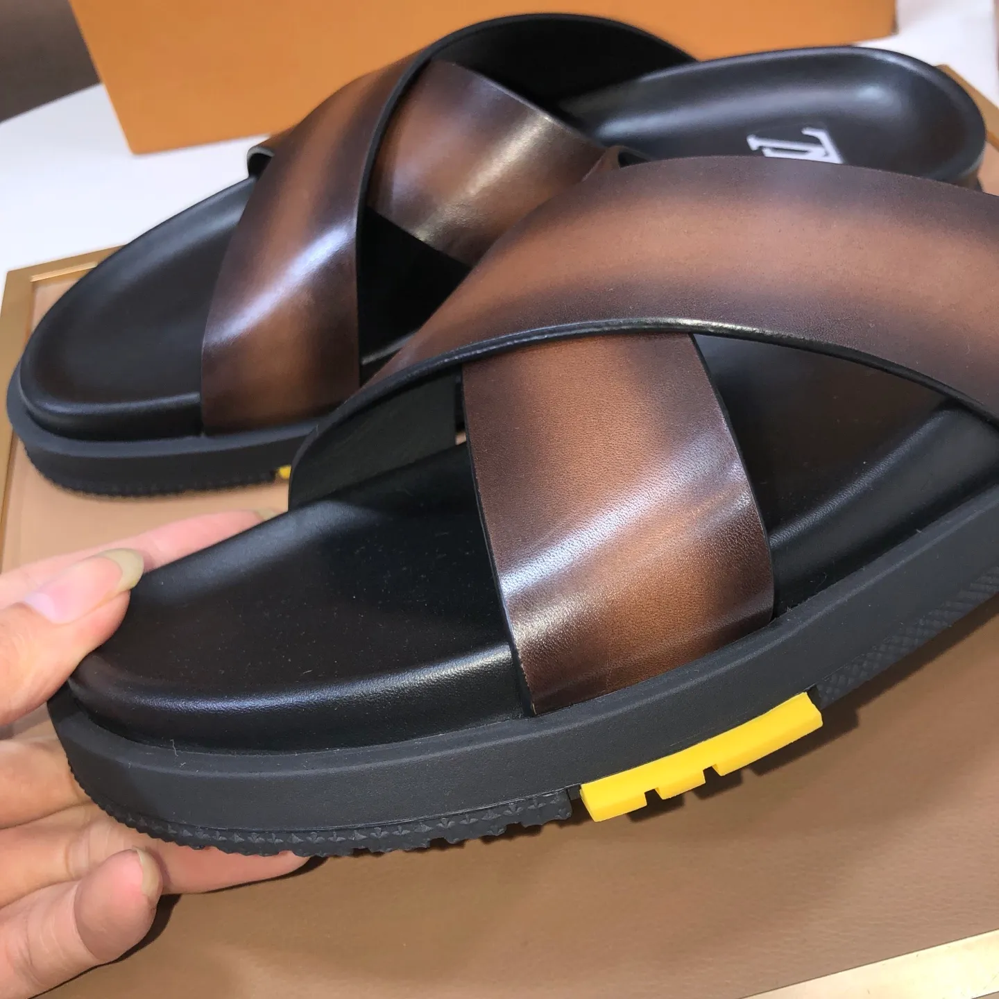 Men's shoes 💰400💰 [Louis Vuitton LV slippers] (high-end cowhide) counter 1:1 fashion style, a must-have for summer! The designer used LV’s iconic outsole. The original simple slippers instantly become fashionable! The upper is made of flexible special cowhide leather straps alternately, and the workmanship is exquisite! A must-have for stylish men in summer, size 38-45 (45 customized)